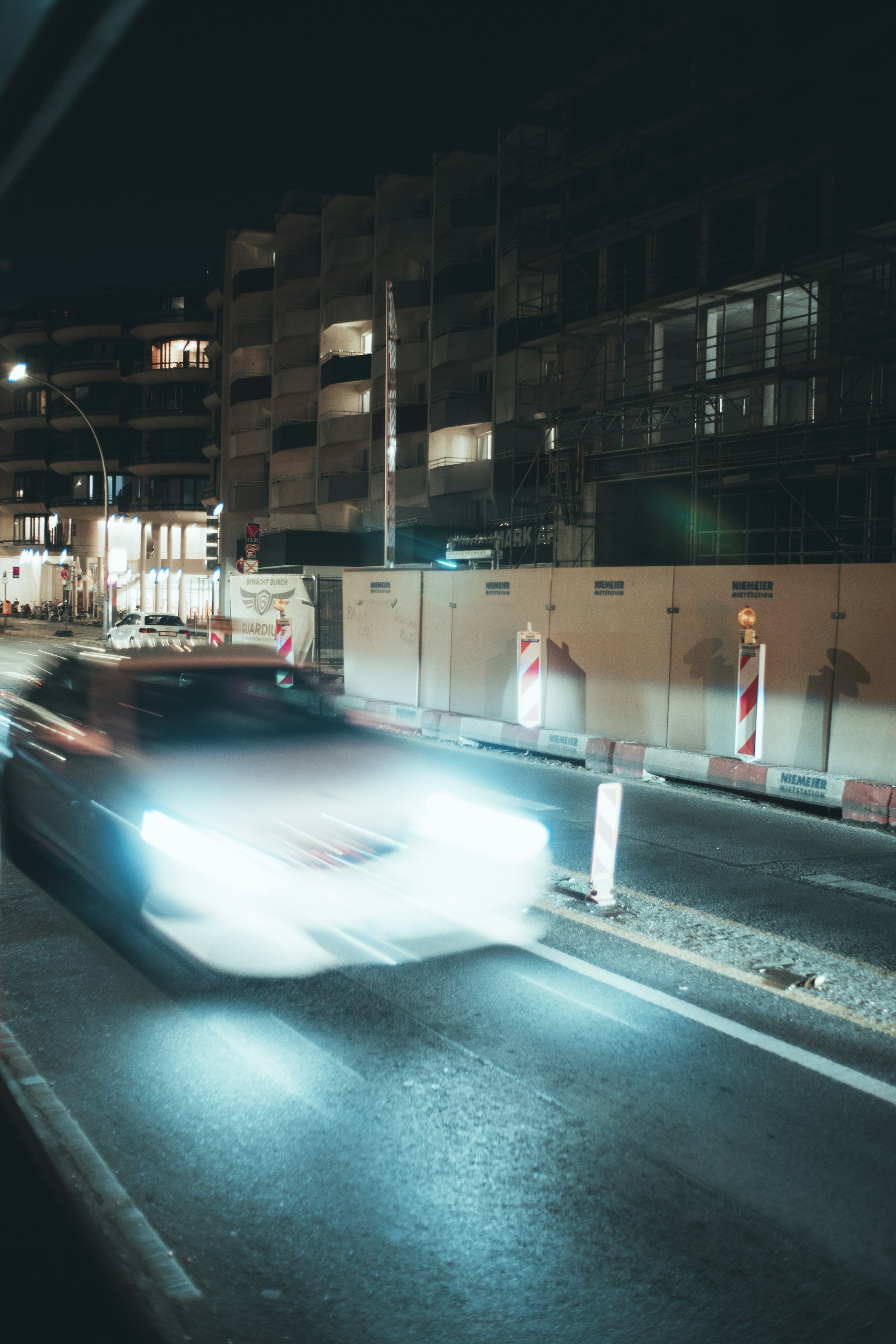 Auto in Berliner Straßenszene